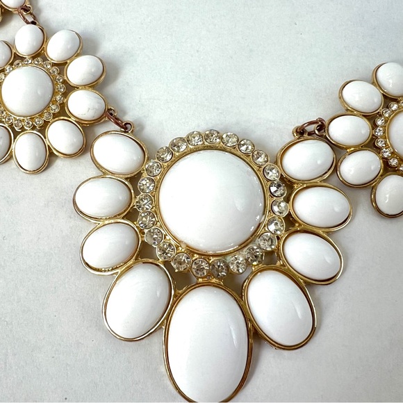 White Flowers Statement Style Necklace & Earrings Set Gold Tone - Picture 4 of 9